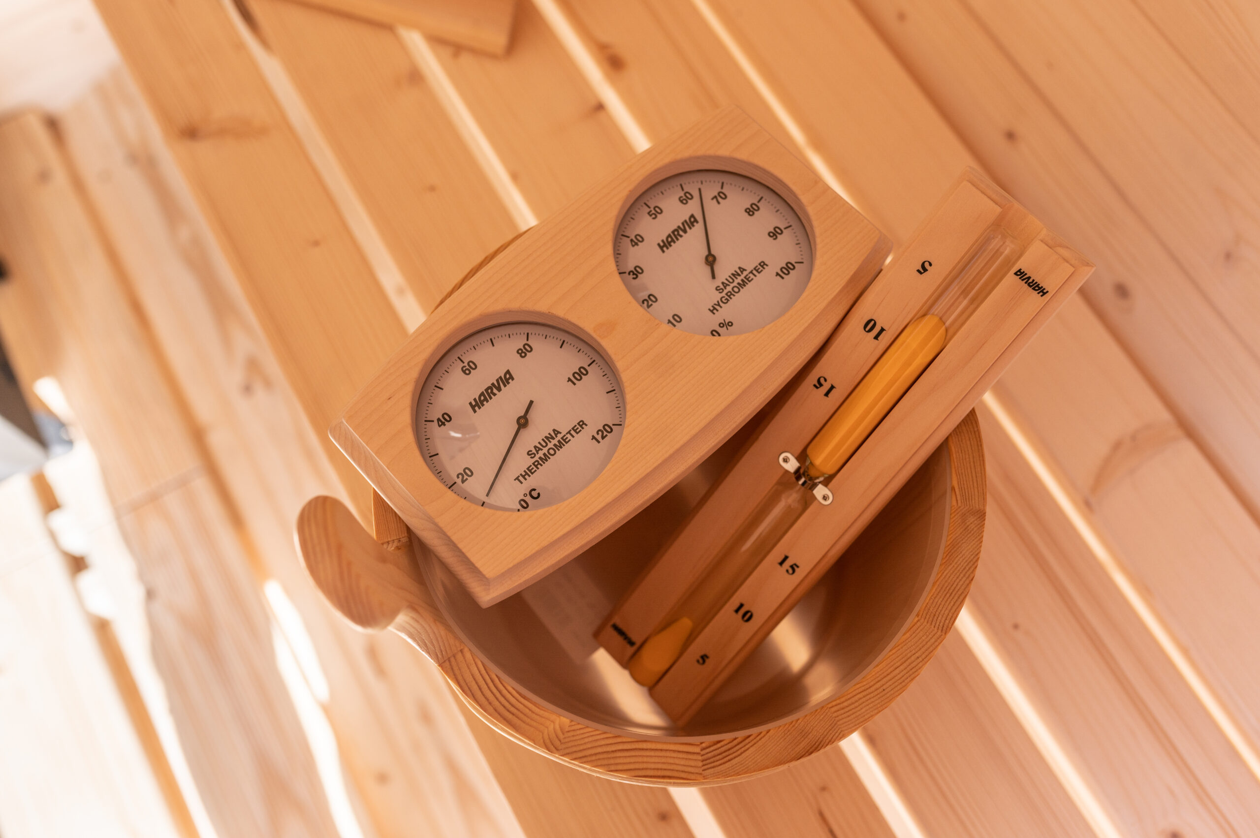 Kompletny zestaw premium akcesoriów do sauny – elementy na drewnianym tle