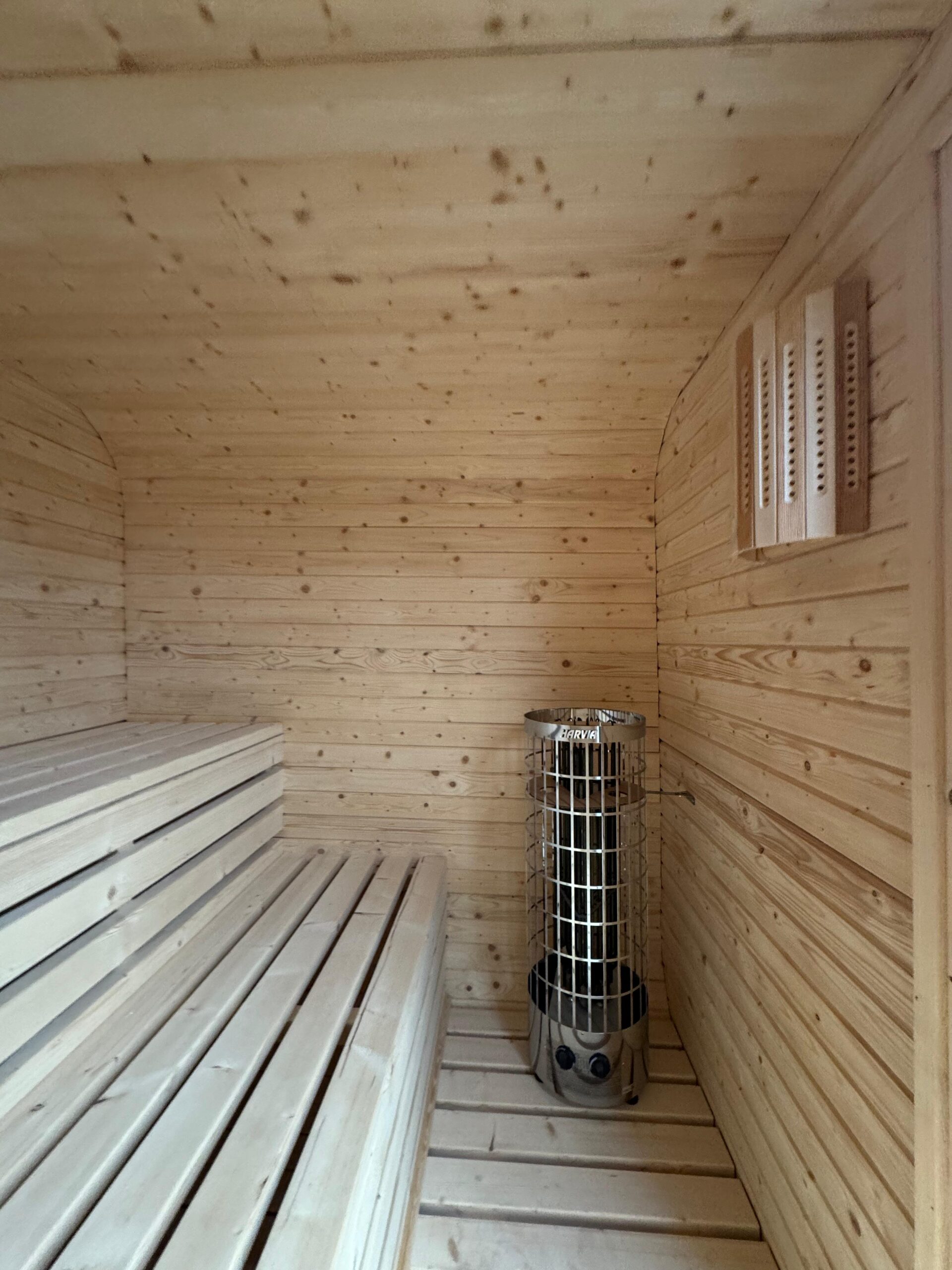 Kinkiet wewnętrzny zamontowany w saunie