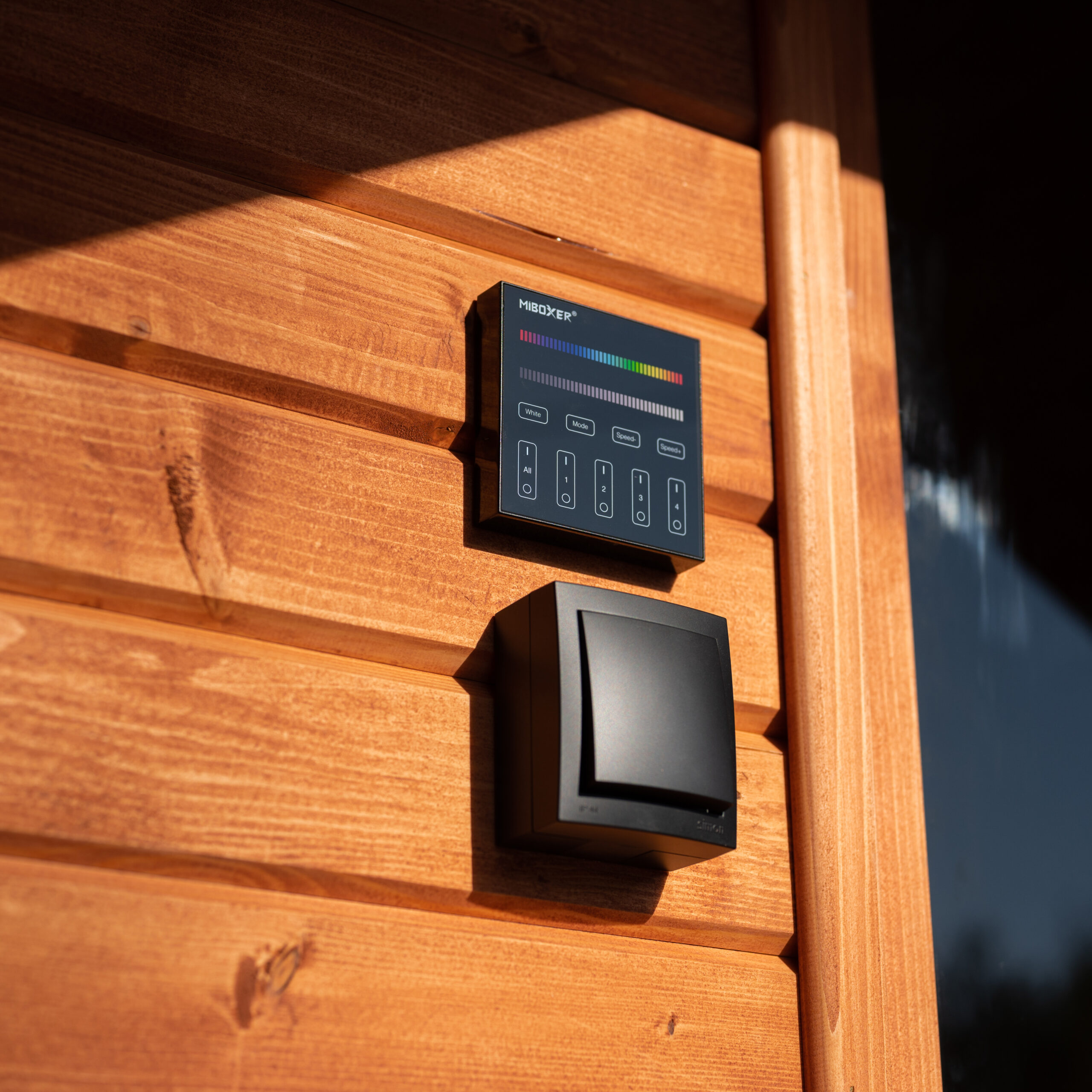 Nowoczesny włącznik kinkietu zewnętrznego – prosty design