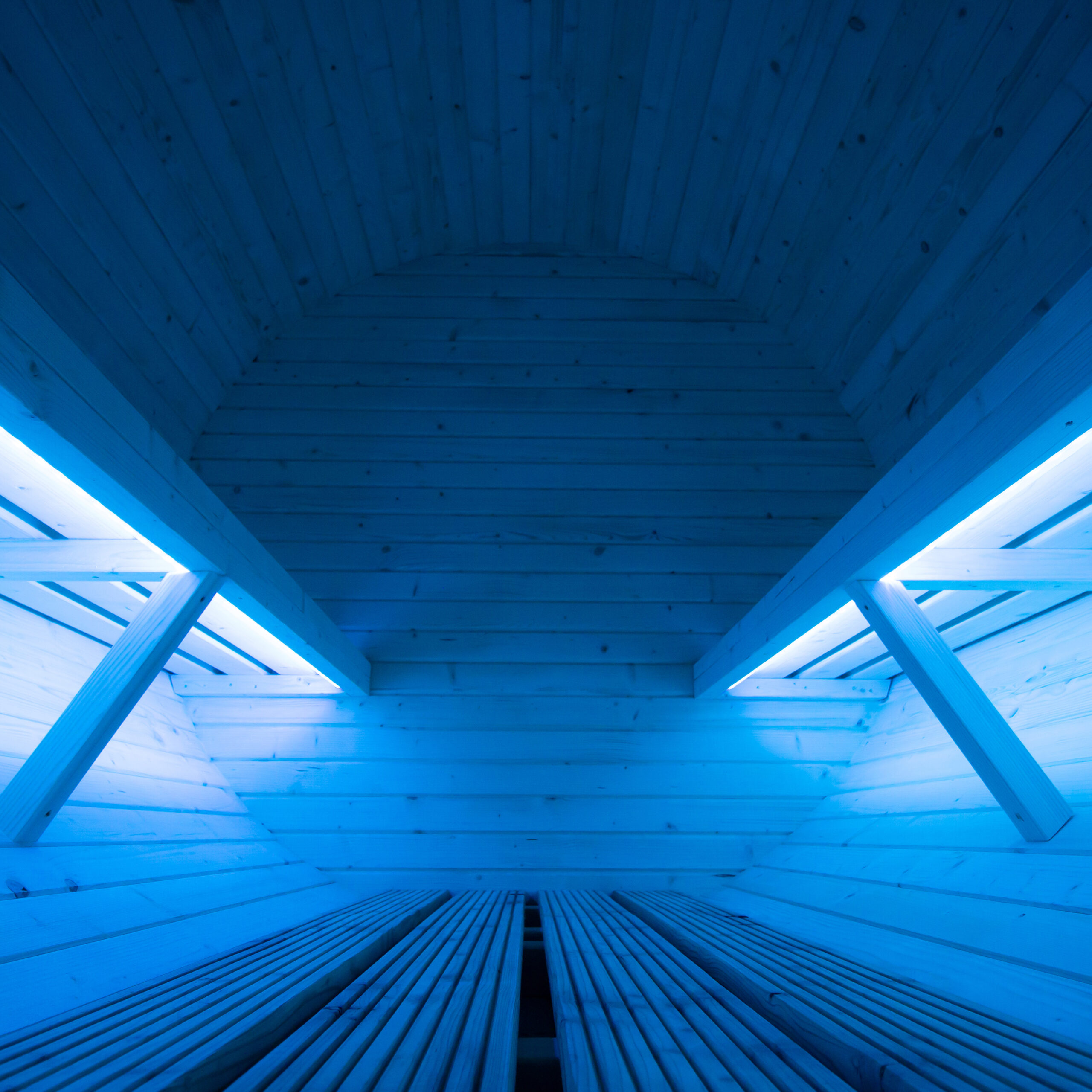Nowoczesne oświetlenie LED do sauny zamontowane pod ławkami