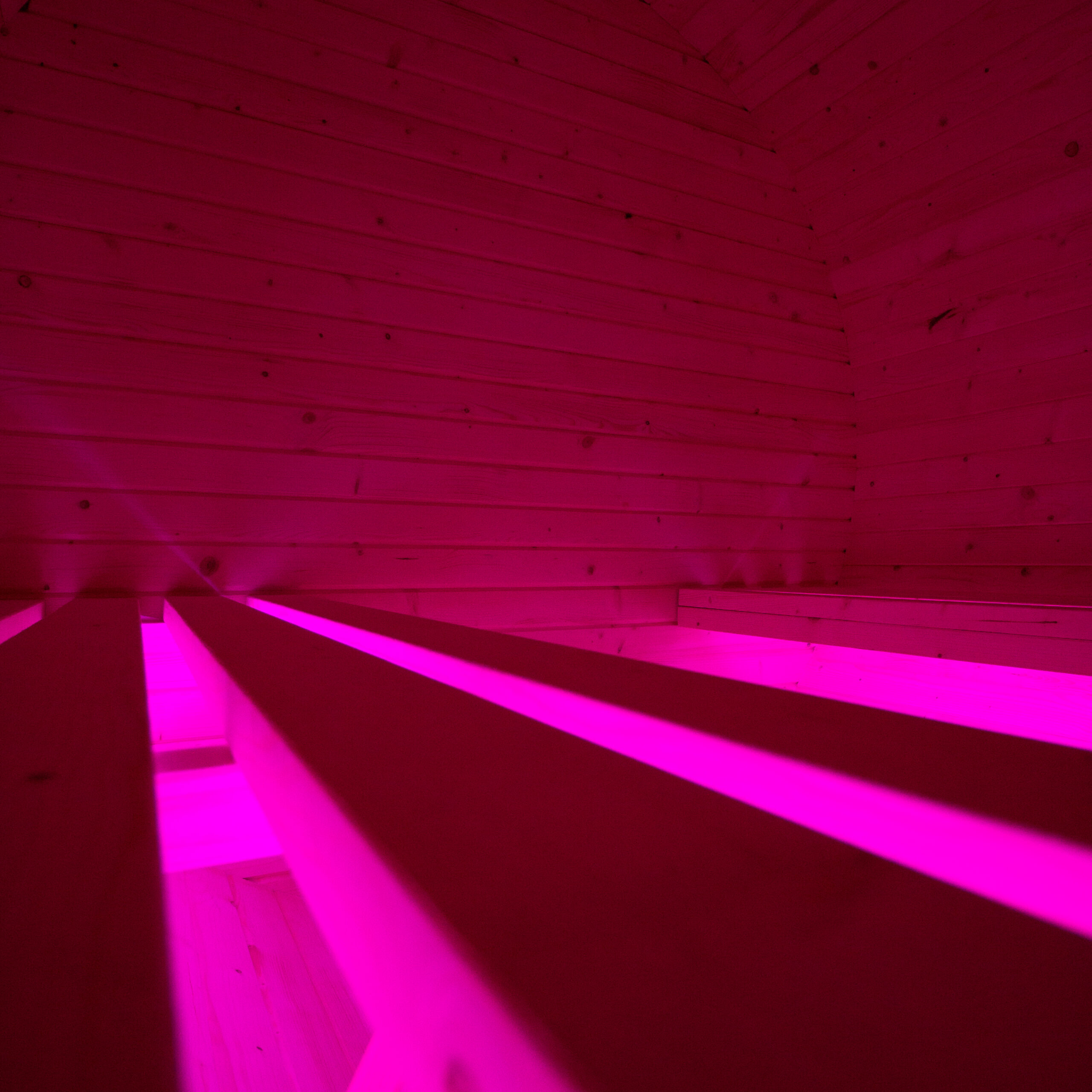 Oświetlenie LED pod ławki – podkreślenie klimatu i komfortu w saunie