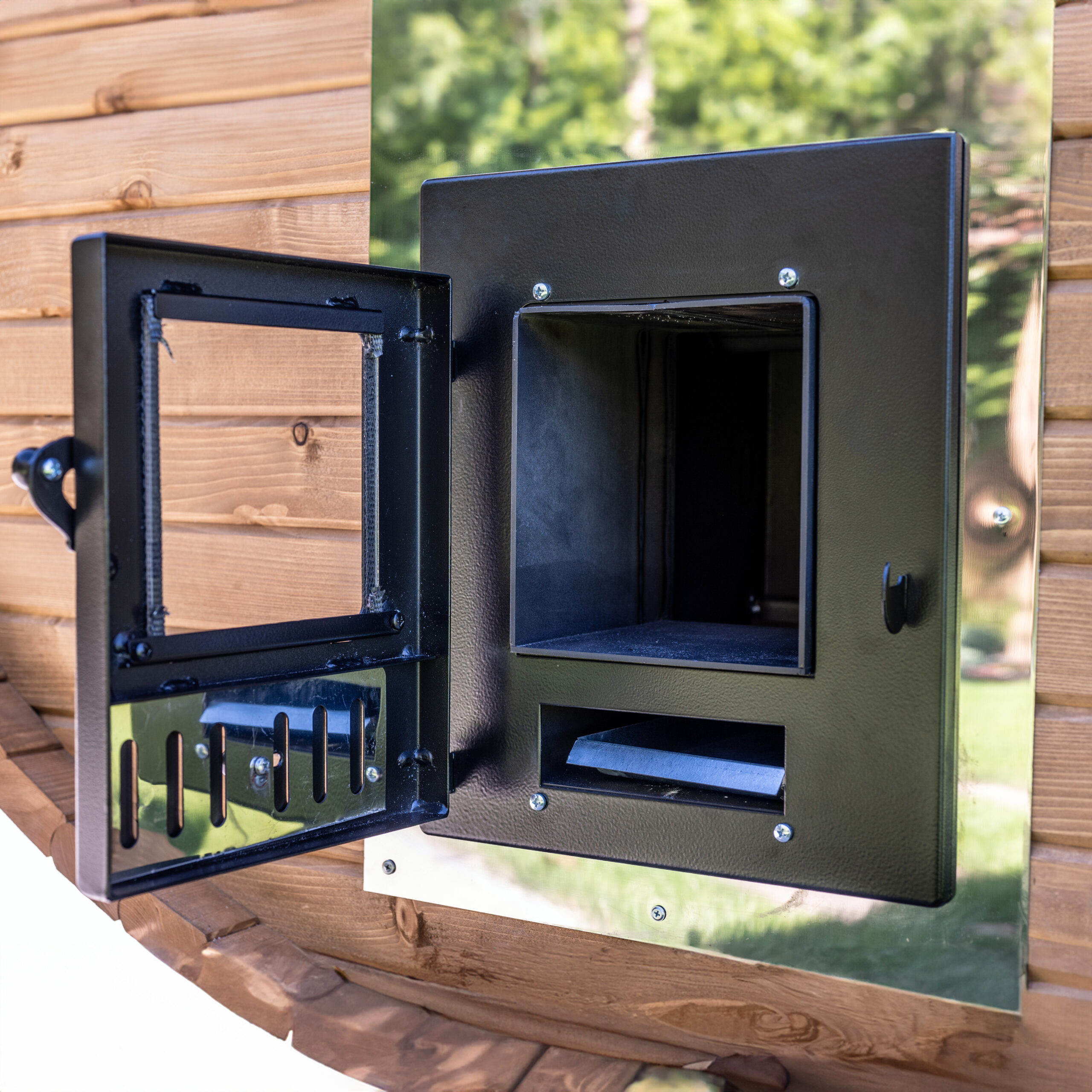 Zbliżenie na stalową obudowę pieca Exclusive do sauny