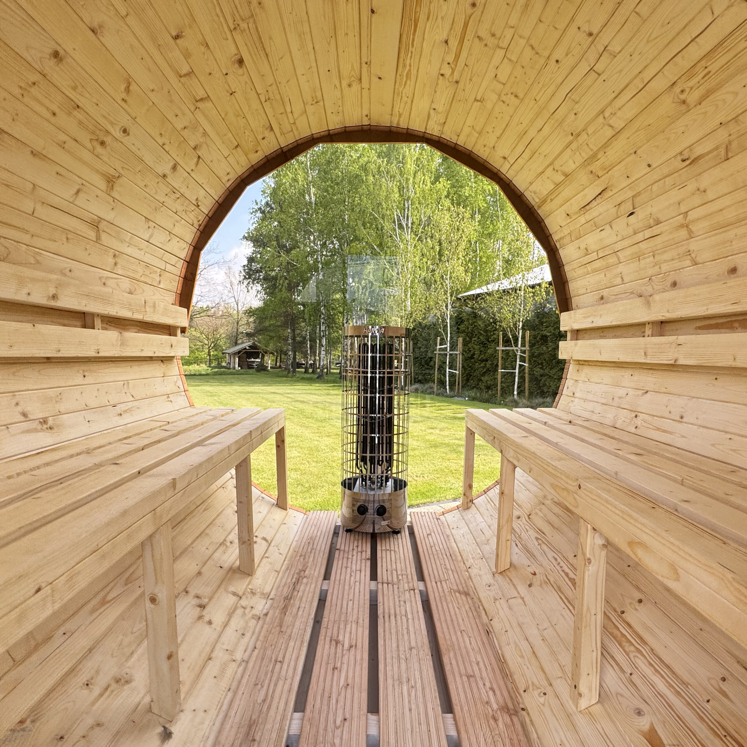 Sauna ogrodowa z pełnym przeszkleniem panoramicznym