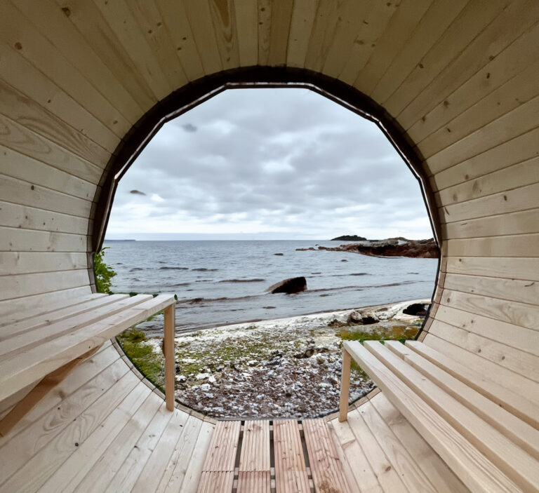 Wnętrze sauny z widokiem przez przeszklenie full panorama