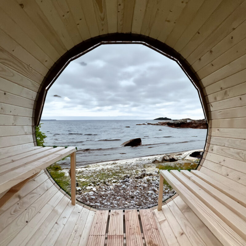 Wnętrze sauny z widokiem przez przeszklenie full panorama