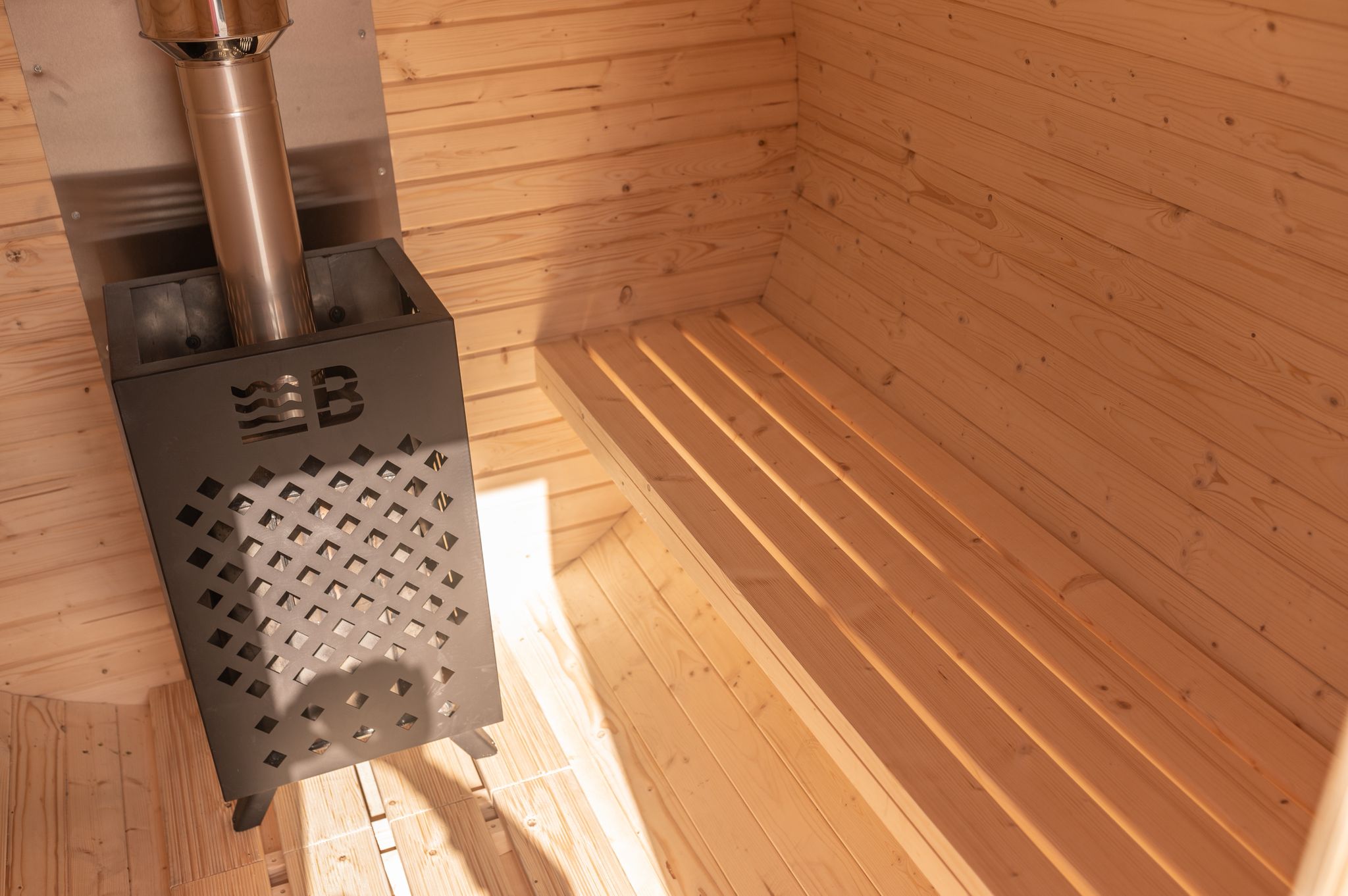 ławki z osiki w saunie ogrodowej